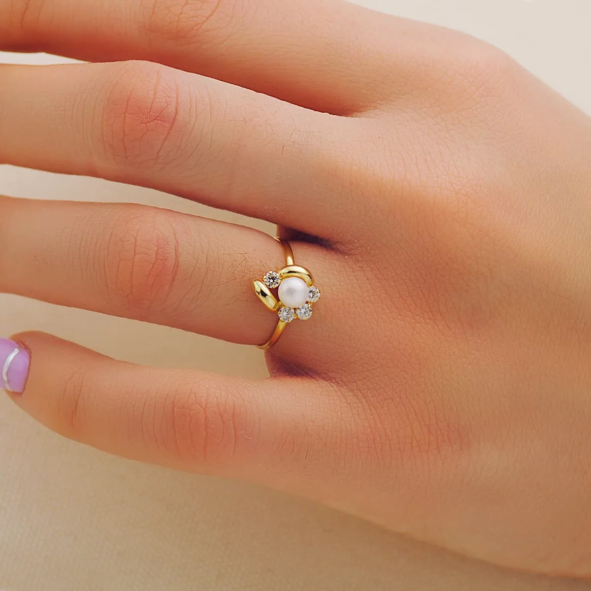 18K SORTIJA ORO AMARILLO COMUNION FLOR 11X9 MM ANCHO CUERPO 1.2 MM PERLA 5 MM — vista 2
