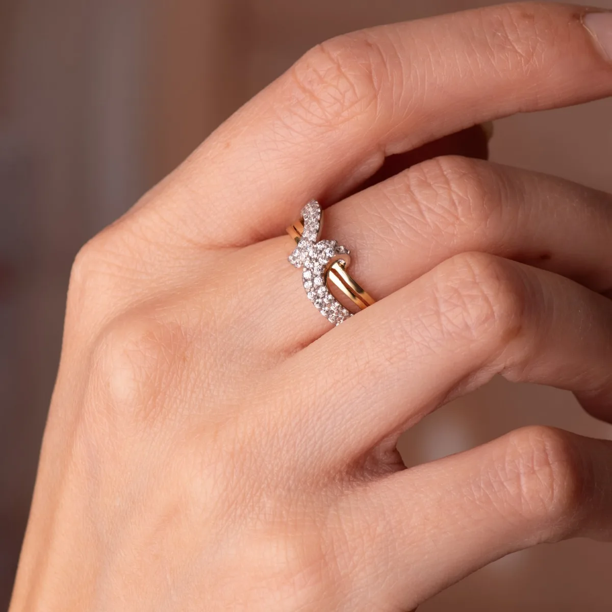 18K SORTIJA ORO BICOLOR CALADA CON MOTIVO CRUZADO DE CIRCONITAS. ANCHO 8MM — vista 2