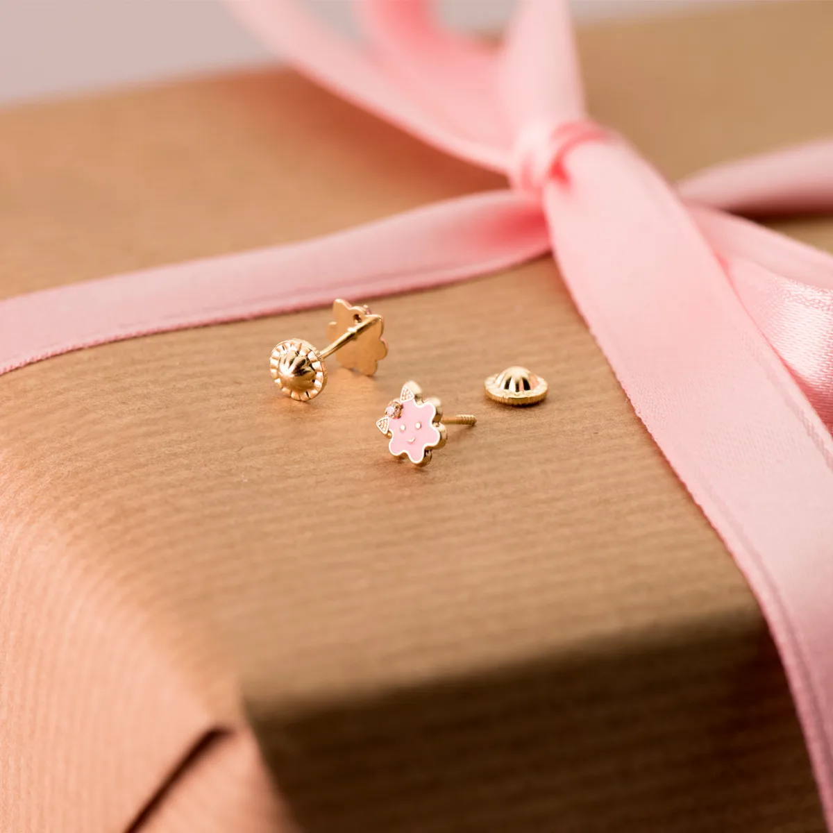 18K PENDIENTES ORO AMARILLO FLOR ESMALTE ROSA CIERRE TUERCA 6,5 X 6,5 MM — vista 2