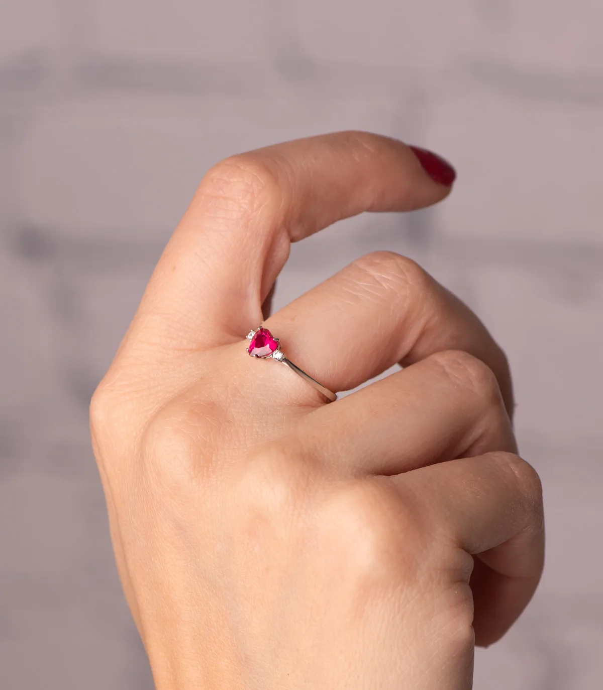 18K SORTIJA ORO BLANCO CORINDON RECONSTRUIDO CORAZON RUBI 5X5 MM CON CIRCONITAS — vista 2