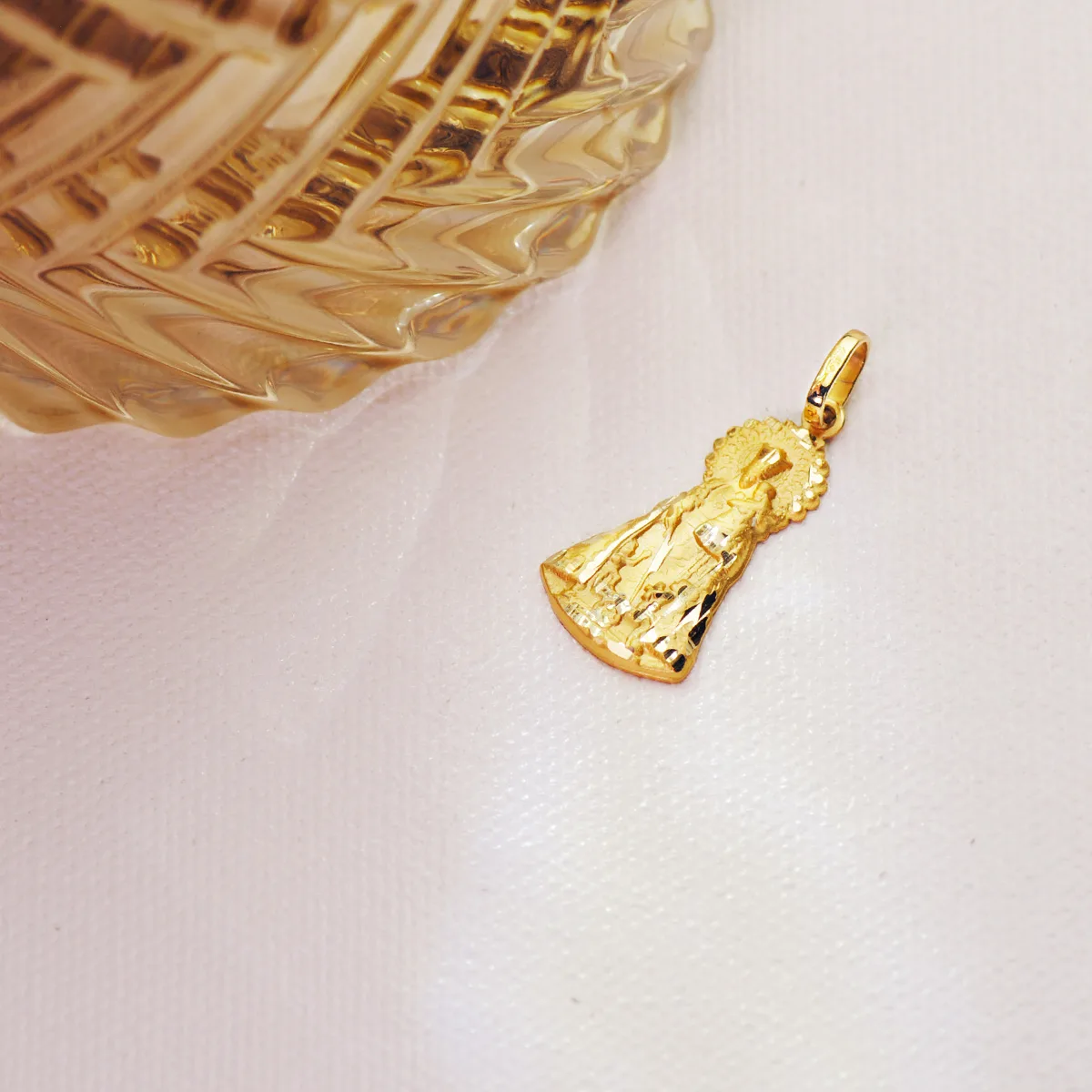 18K MEDALLA SILUETA VIRGEN ORO AMARILLO DE LOS DESAMPARADOS 23X13 MM — vista 2