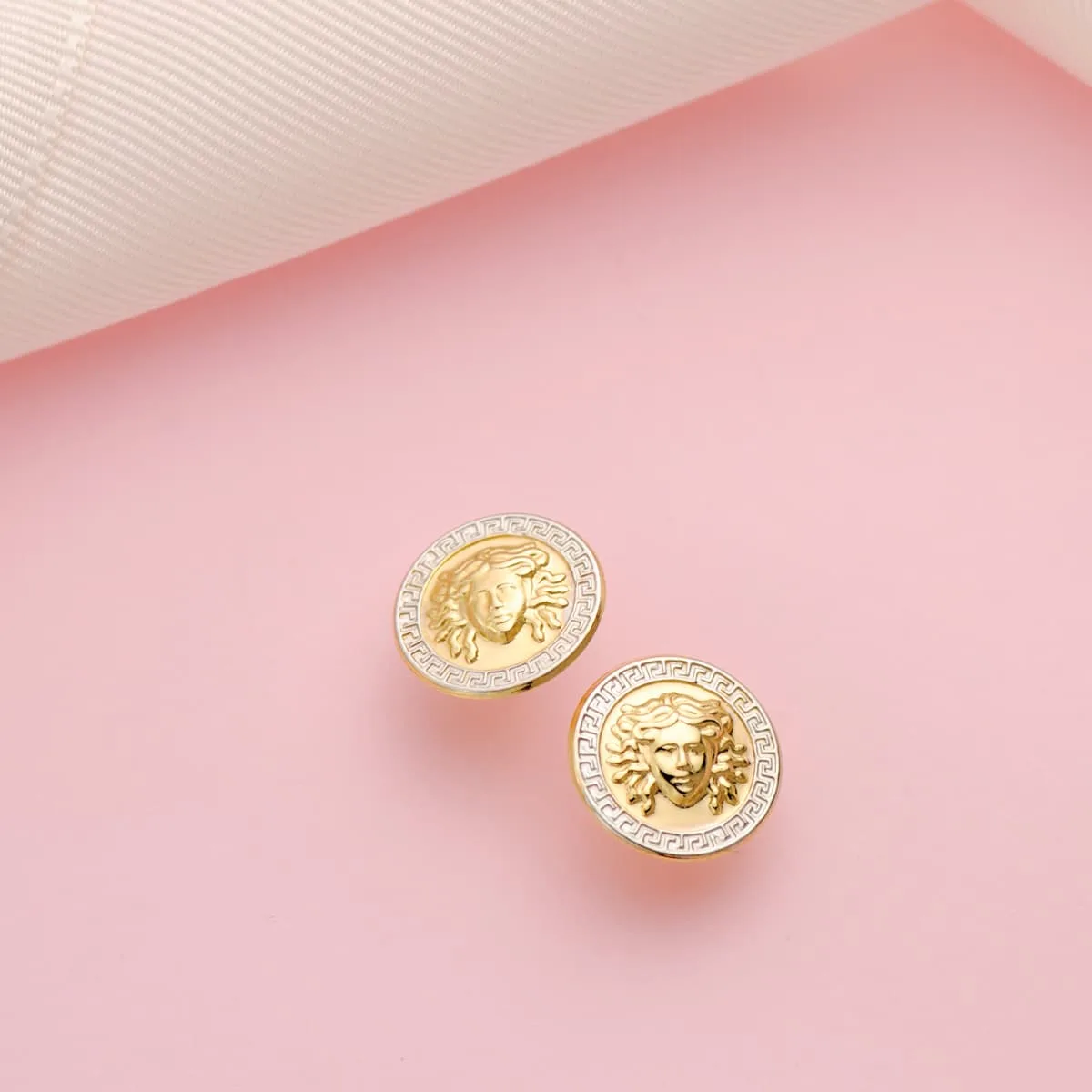 18K PENDIENTES ORO BICOLOR MEDUSA Y BORDE DE GRECA 12 MM CIERRE PRESION — vista 2