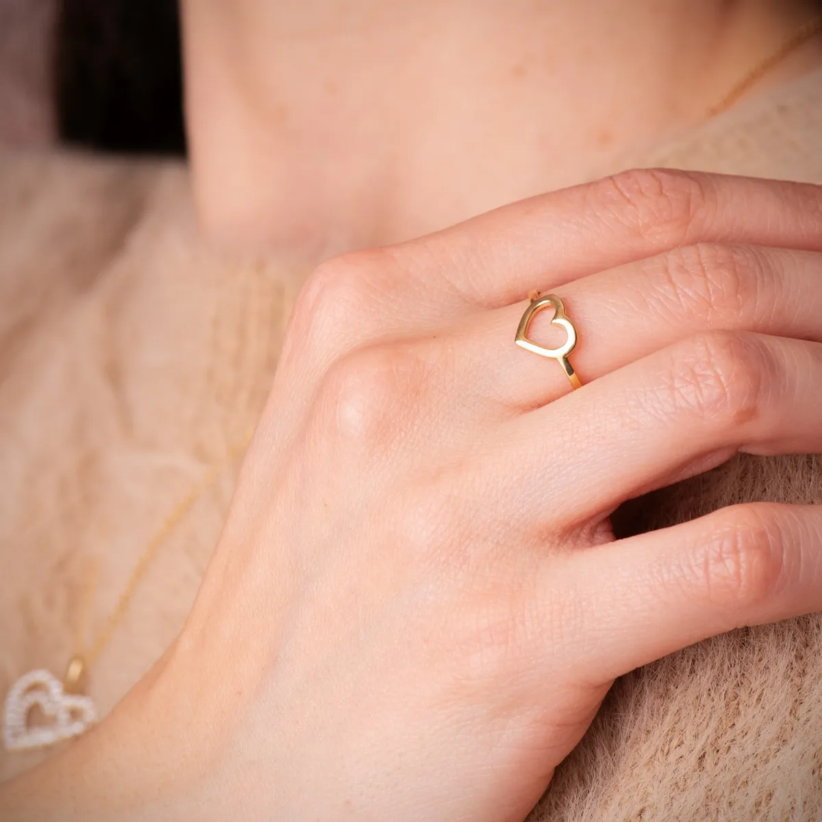 18K SORTIJA ORO AMARILLO CORAZON CALADO BRILLO 9 MM C. AMOR — vista 2