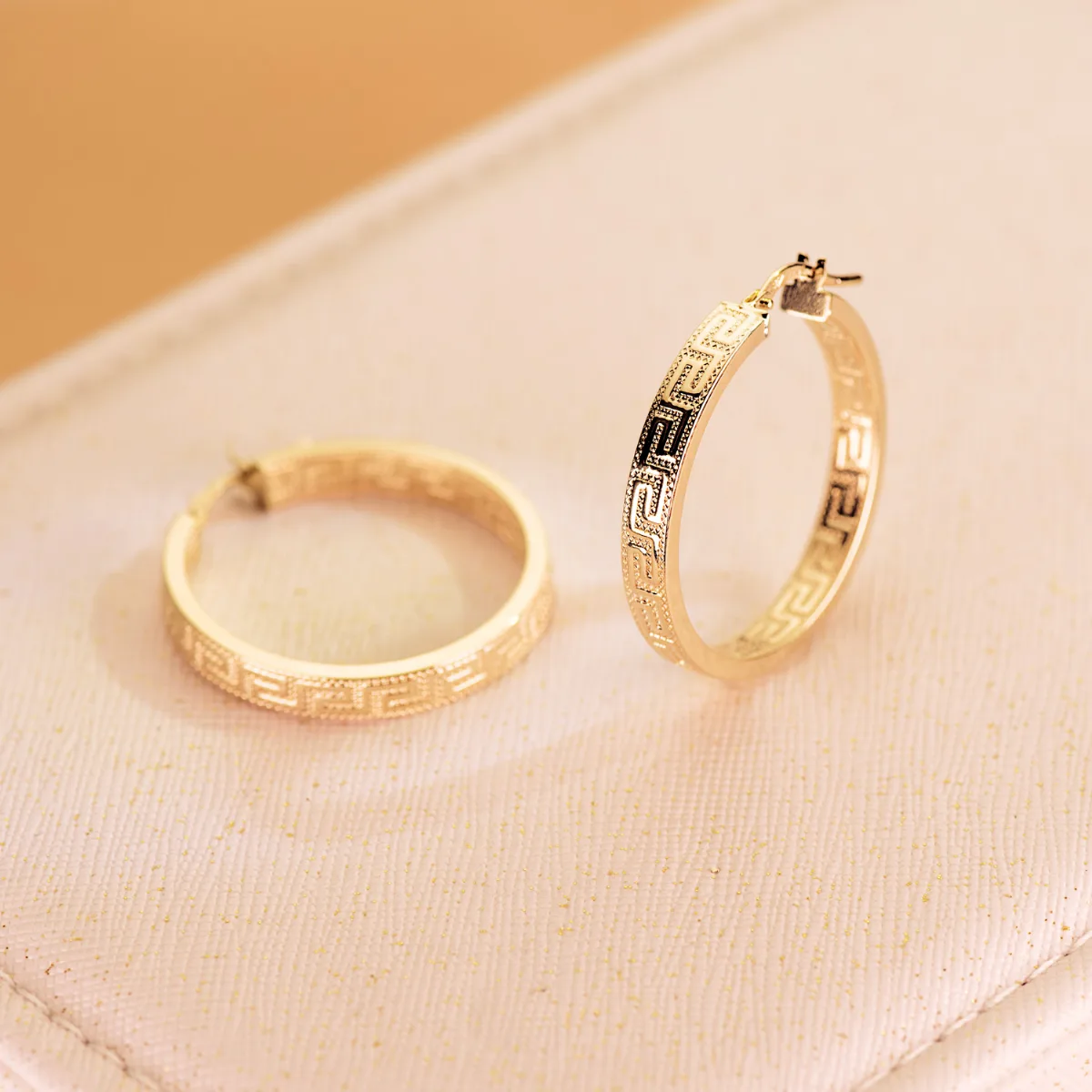 9K AROS ORO AMARILLO HUECOS CON GRECA 28 MM TUBO RECTANGULAR 3 MM X 1.2 MM — vista 2