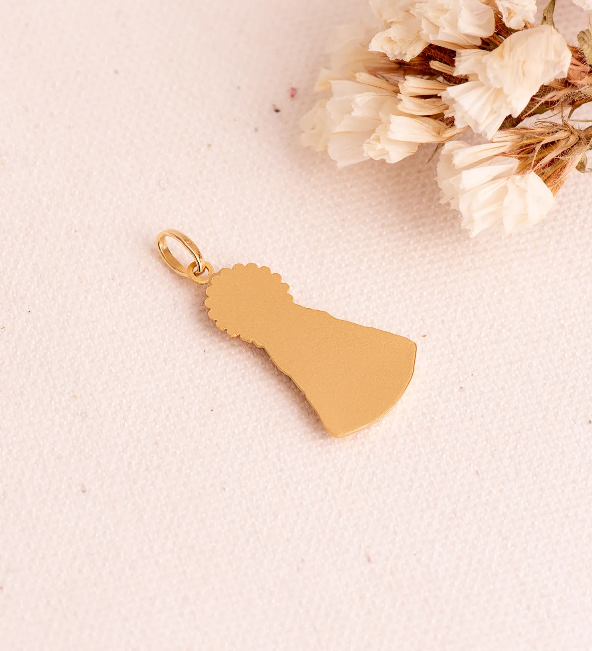 18K MEDALLA SILUETA VIRGEN ORO AMARILLO DE LOS DESAMPARADOS 26X15 MM — vista 3