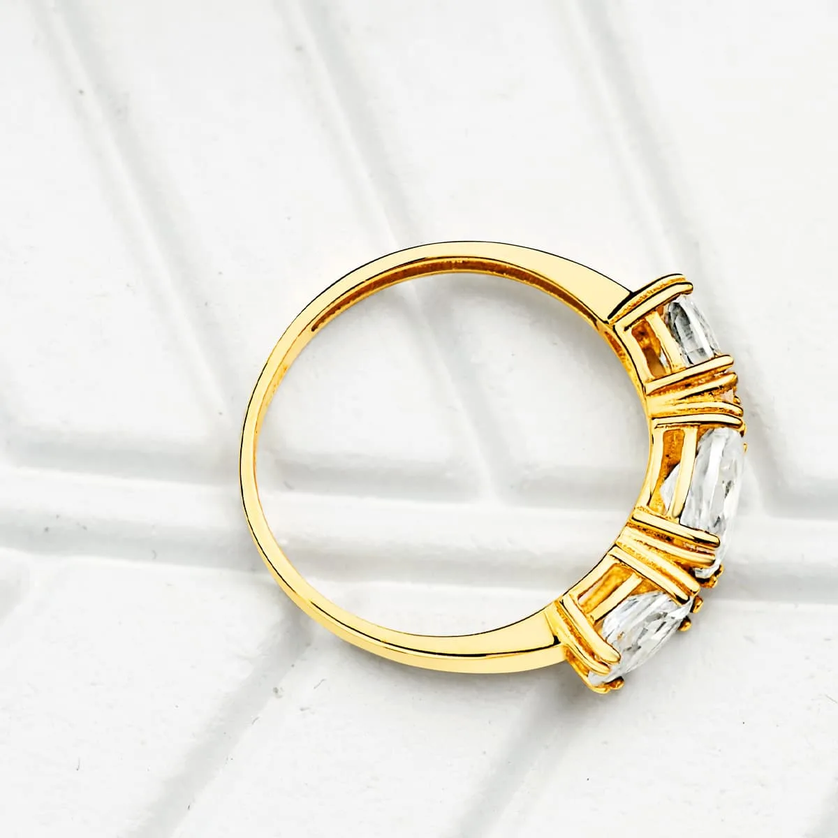 18K SORTIJA ORO AMARILLO 3 CIRCONITA TALLA OVAL 7X5 MM ANCHO 2.2 MM — vista 2