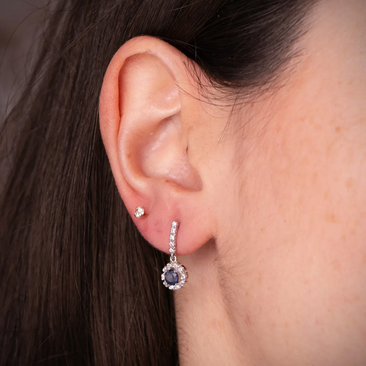 18K PENDIENTES ORO BLANCO ZAFIRO 4MM - 0,66 QTES Y CIRCONITAS. 18 X 7,5 MM. CIERRE PRESION — vista 2