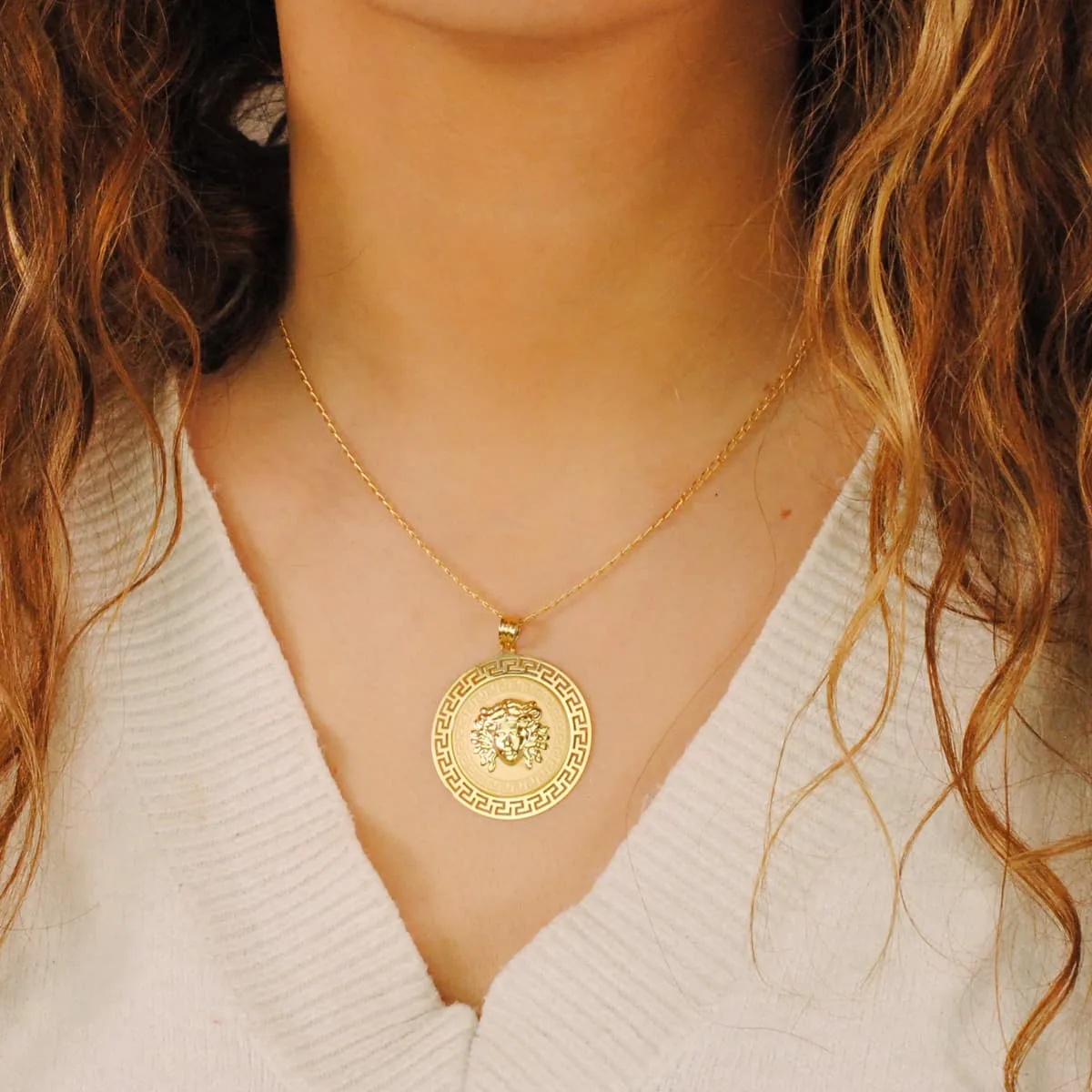 18K MEDALLA ORO AMARILLO MEDUSA CON BORDE CALADA Y GRECA MATIZADA 33 MM — vista 3