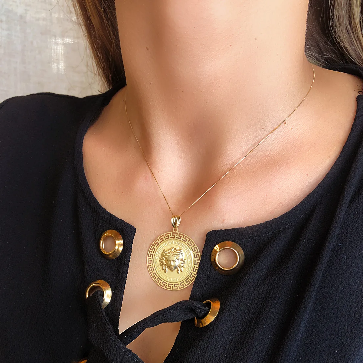 18K MEDALLA ORO AMARILLO MEDUSA CON BORDE CALADA Y GRECA MATIZADA 33 MM — vista 2