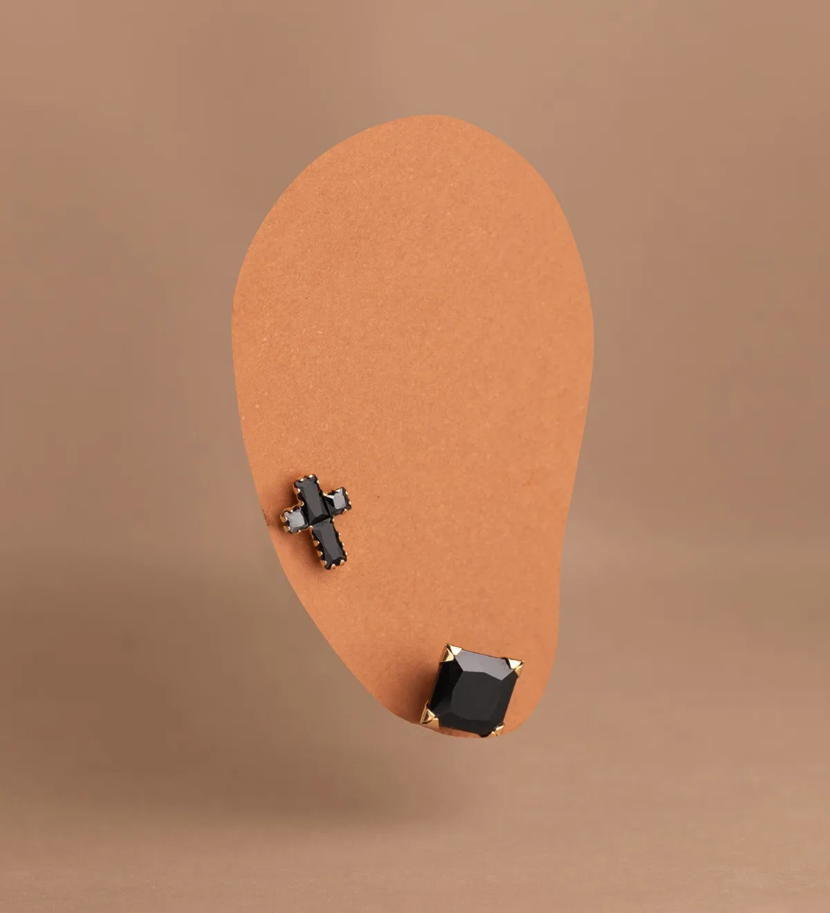 18K PENDIENTES ORO AMARILLO CRUZ CON CIRCONITAS NEGRAS BAGUETTE. 8,5 X 6,5 MM. CIERRE PRESION — vista 3
