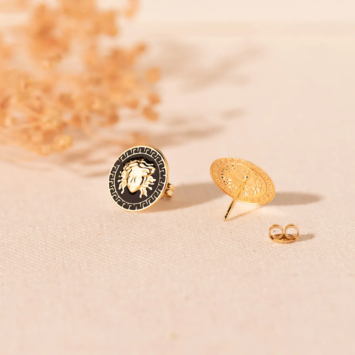 18K PENDIENTES ORO AMARILLO MEDUSA Y BORDE DE GRECA ESMALTE NEGRO. ANCHO: 12 MM. CIERRE PRESION — vista 3