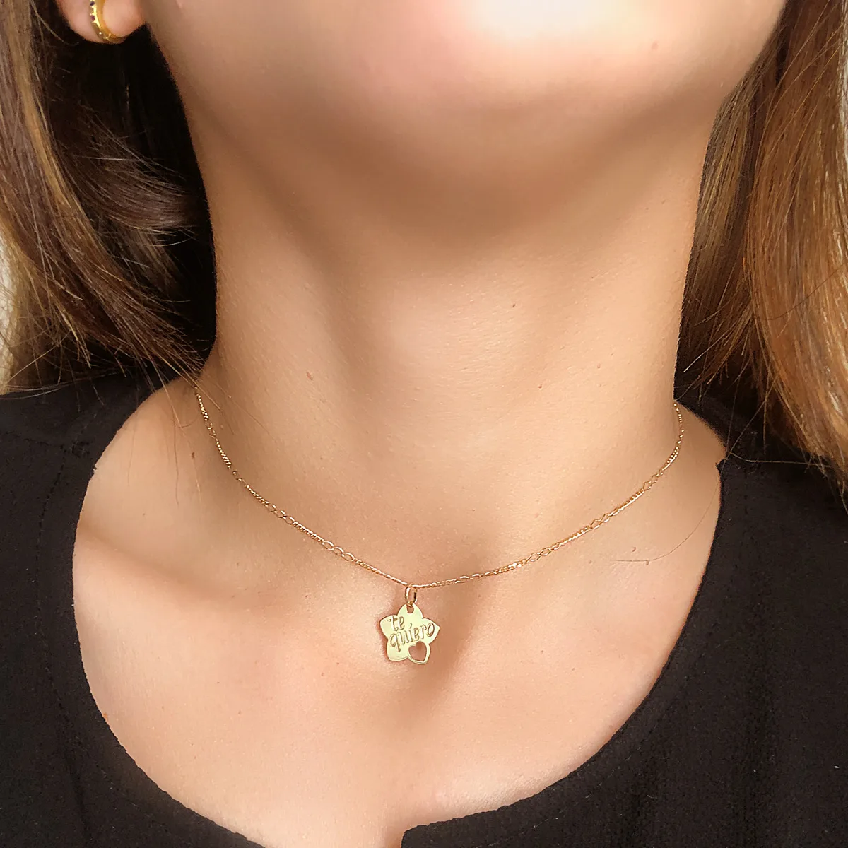 18K COLGANTE ORO AMARILLO TE QUIERO FLOR CON CORAZON CALADO 15X14 MM C. AMOR — vista 2