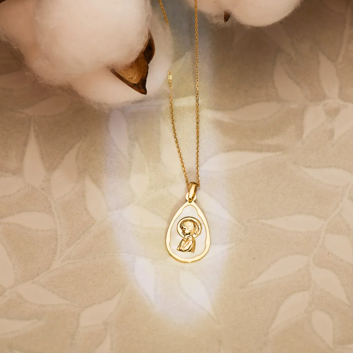 18K MEDALLA ORO AMARILLO GOTA CON NACAR BLANCO Y VIRGEN NIÑA 19X12 MM — vista 2