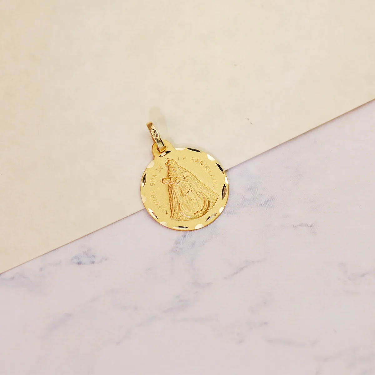 18K MEDALLA ORO AMARILLO NUESTRA SEÑORA DE LA CANDELARIA 20 MM — vista 2