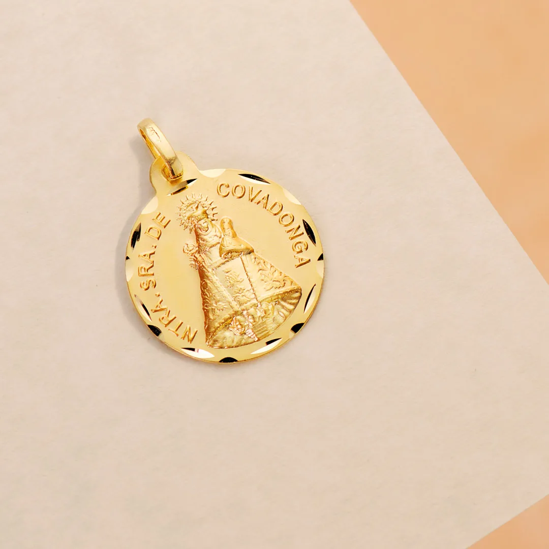 18K MEDALLA ORO AMARILLO DE LA VIRGEN DE COVADONGA TALLADA 18 MM — vista 2