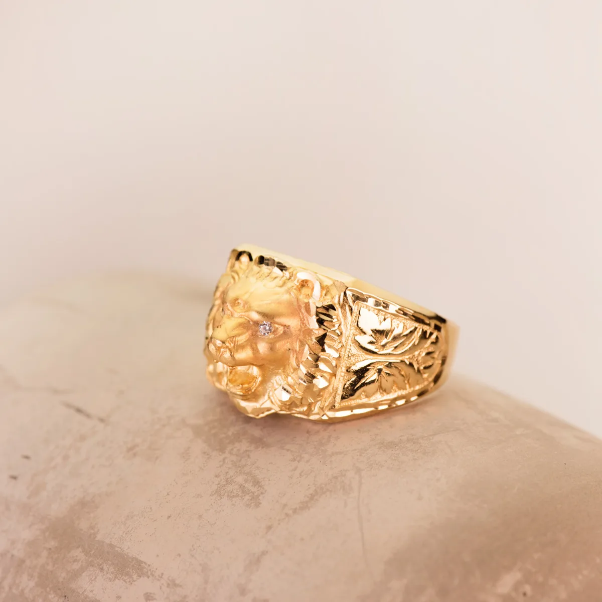 18K SELLO ORO AMARILLO CABEZA DE LEON. ANCHO 15 MM — vista 2