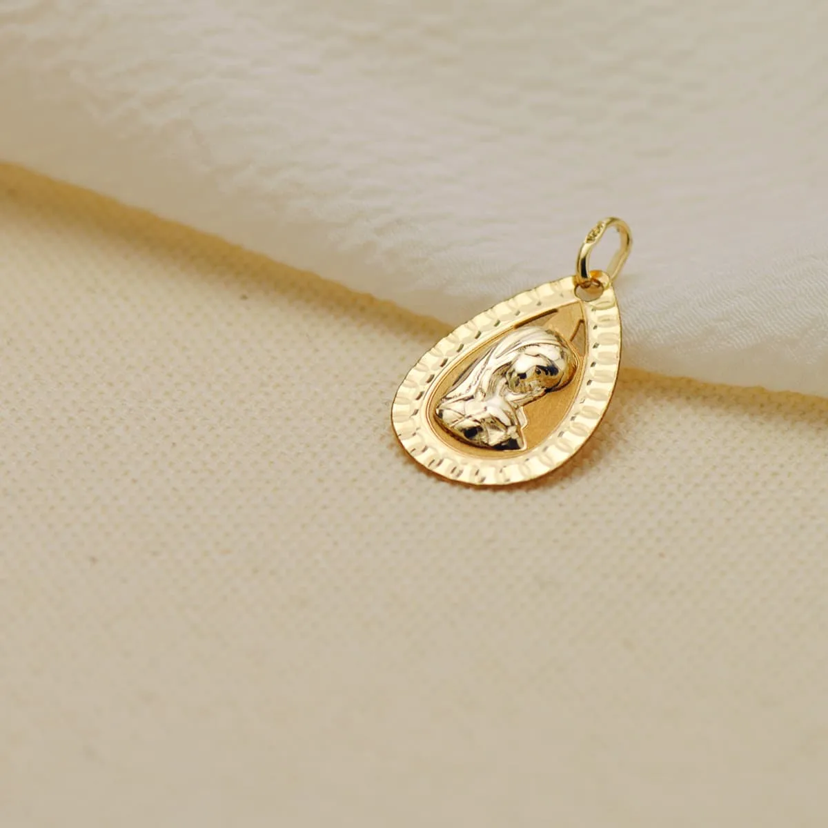9K MEDALLA ORO AMARILLO GOTA CON VIRGEN NIÑA Y BORDE TALLADO 20X13 MM — vista 2