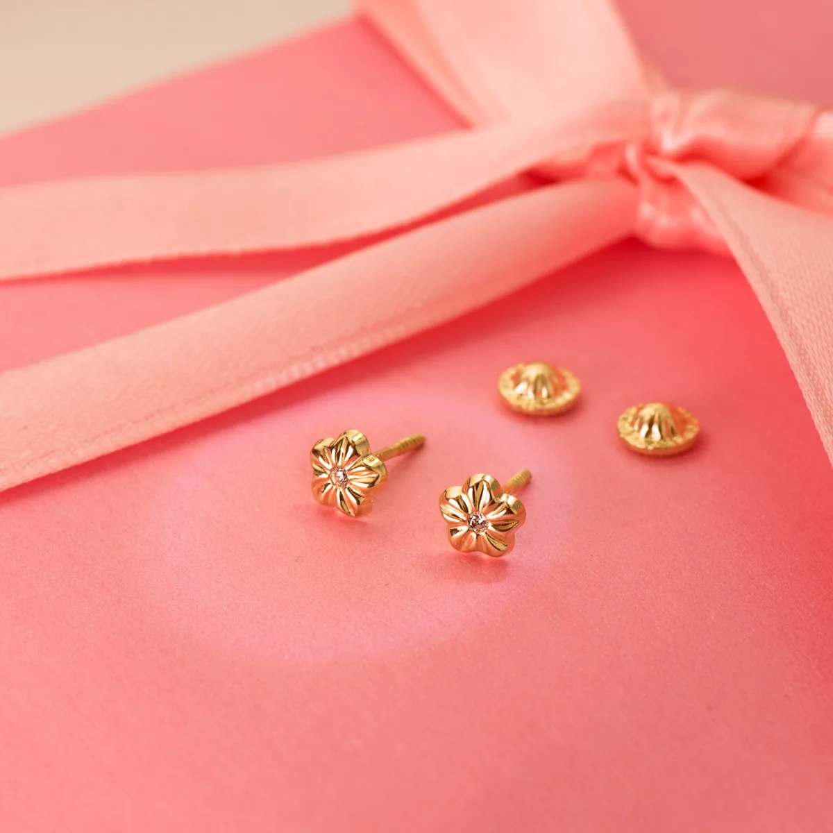 18K PENDIENTES ORO AMARILLO FLOR CON CIRCONITA 5 X 5 MM CIERRE TUERCA — vista 2