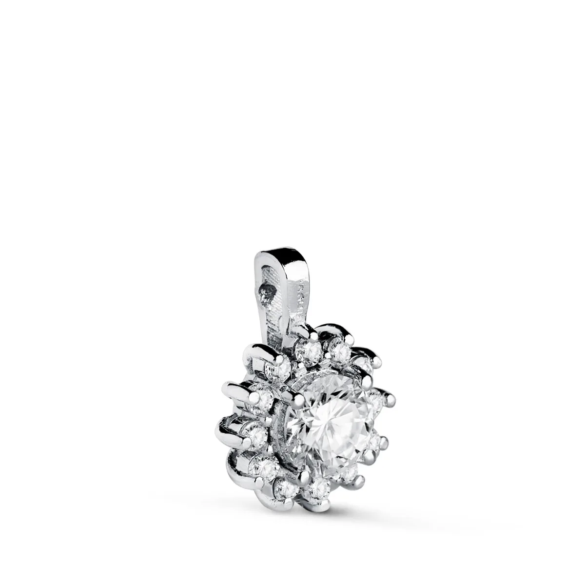 18K COLGANTE ORO BLANCO CUAJO CON 13 DIAMANTES LABORATORIO 0,670 QTS. VS2-G. MEDIDA: 13 X 9,5 MM