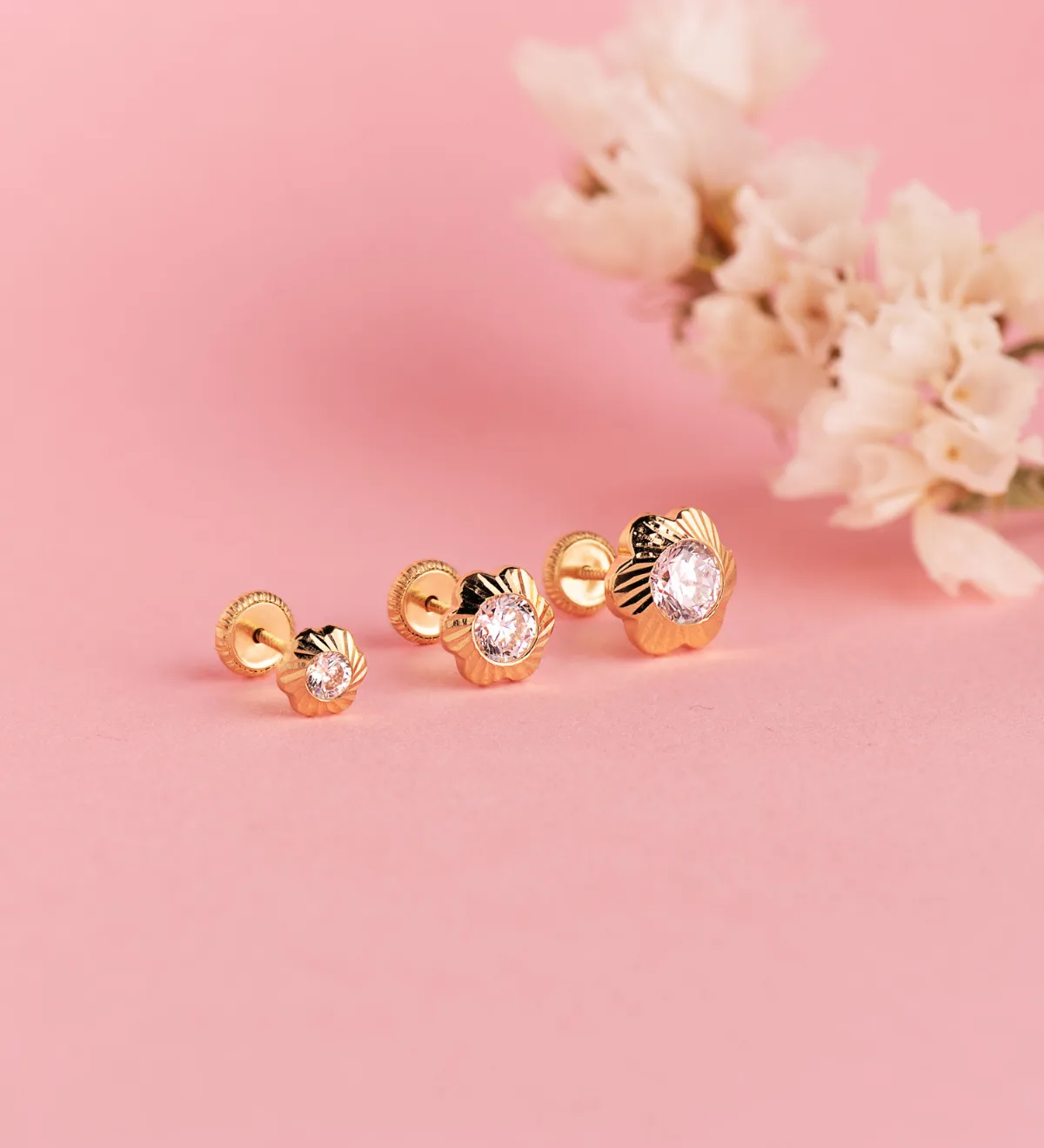 18K PENDIENTES ORO AMARILLO CHATON FLOR ORLA TALLADA CIRCONITA. MEDIDA: 5,5MM CIERRE TUERCA — vista 2