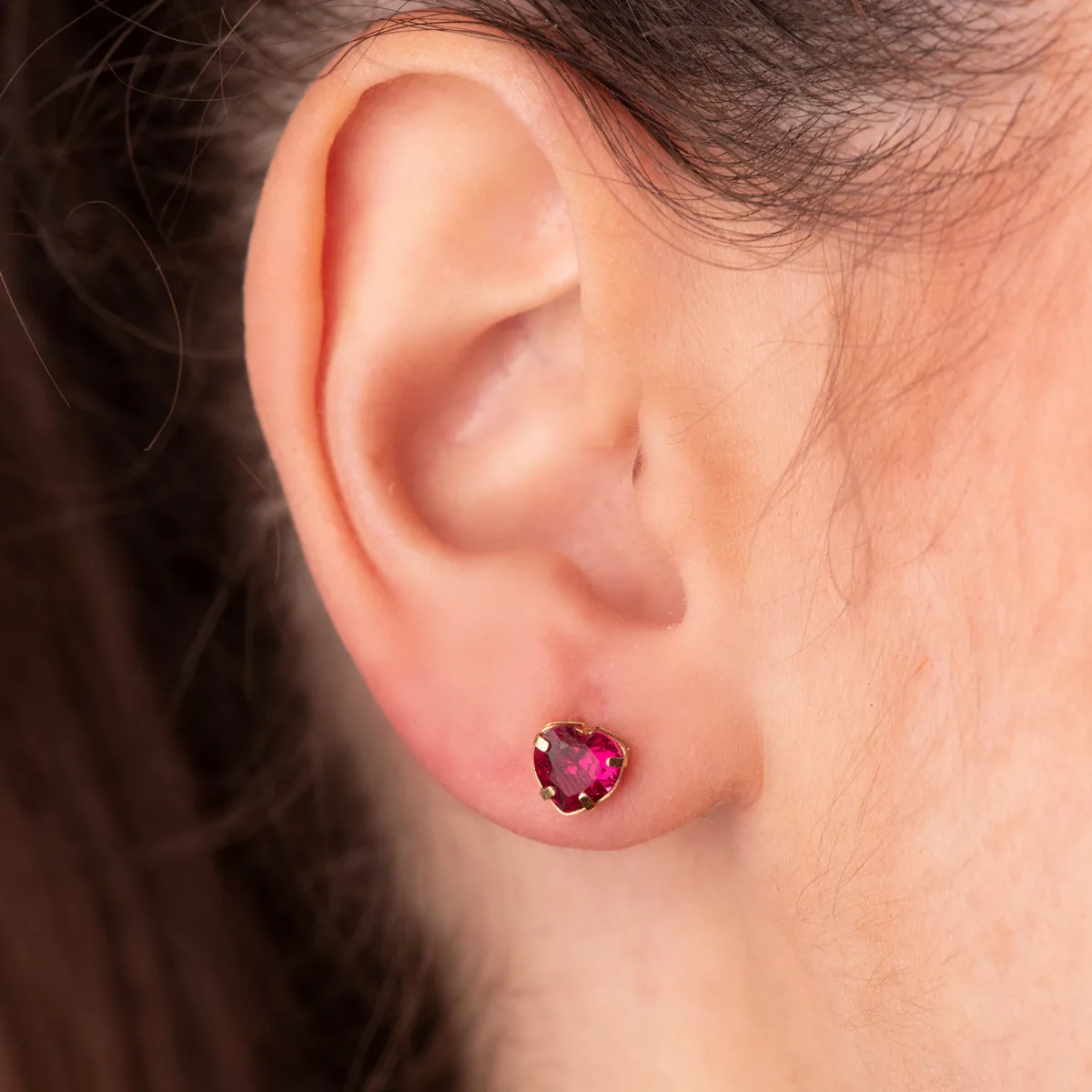 18K PENDIENTES ORO AMARILLO CORAZON PIEDRA COLOR ROJA 6 X 6 MM. CIERRE PRESION — vista 2