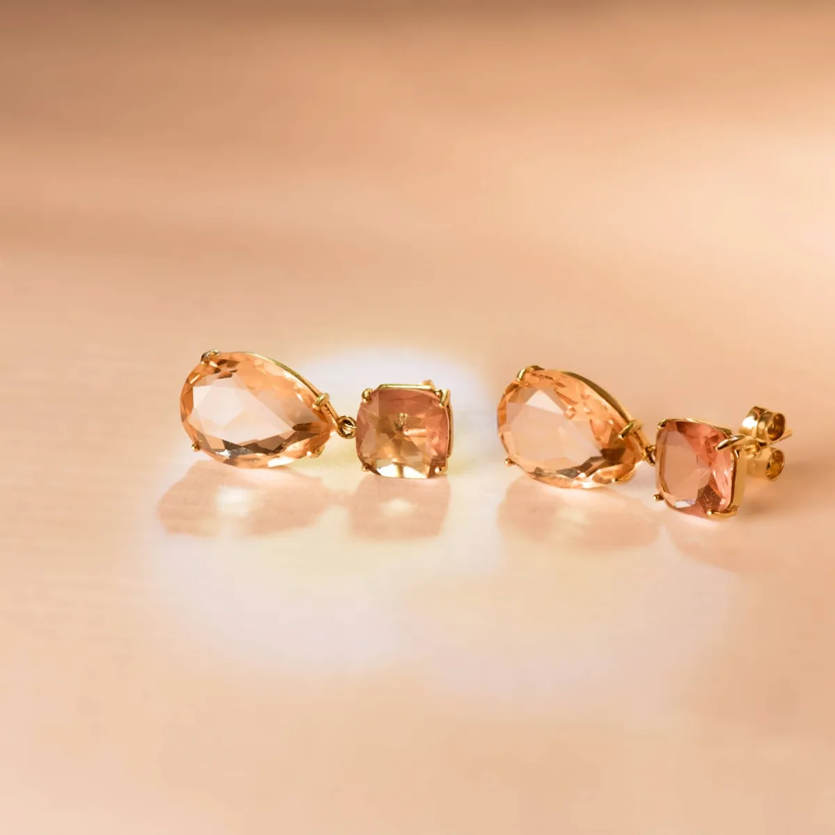 18K PENDIENTES ORO AMARILLO PIEDRA PERA COLOR ALEJANDRITA Y KUNCITA 24X10 MM CIERRE PRESION — vista 2