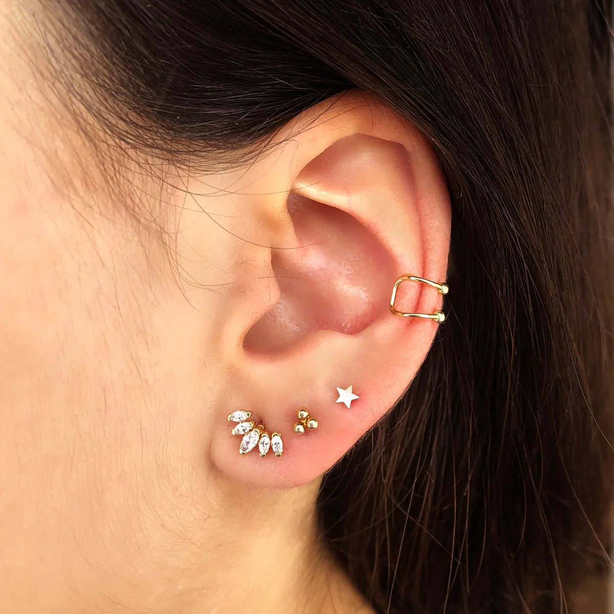 18K PIERCING OREJA ORO AMARILLO PIRAMIDE TRES BOLITAS 4X3.5 MM ( UNIDAD ) — vista 2