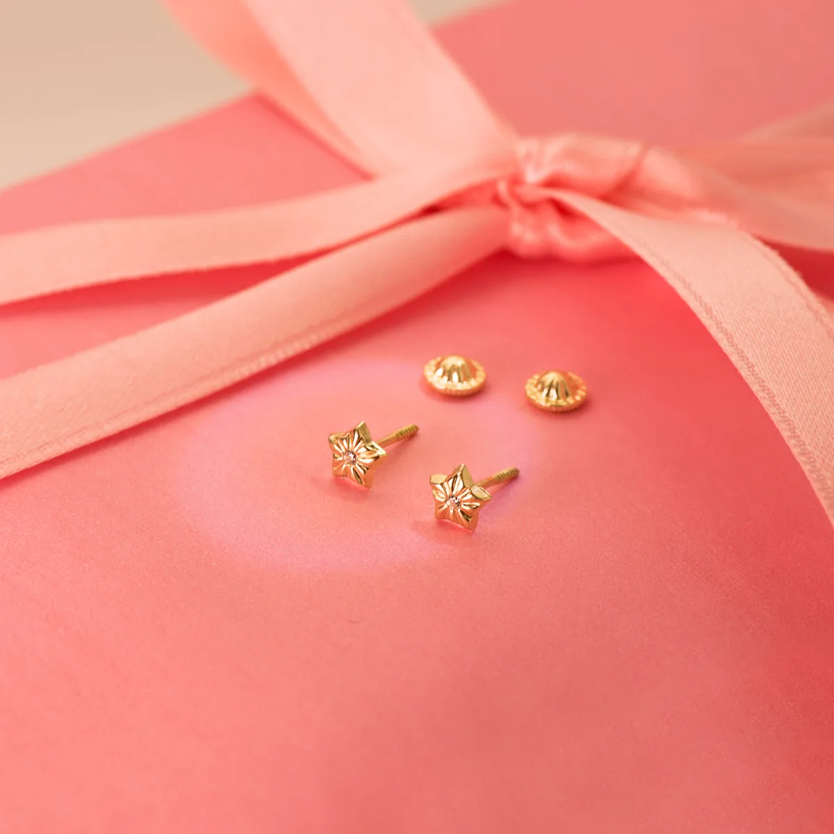 18K PENDIENTES ORO AMARILLO ESTRELLAS CON CIRCONITA 5 X 5 MM CIERRE TUERCA — vista 2