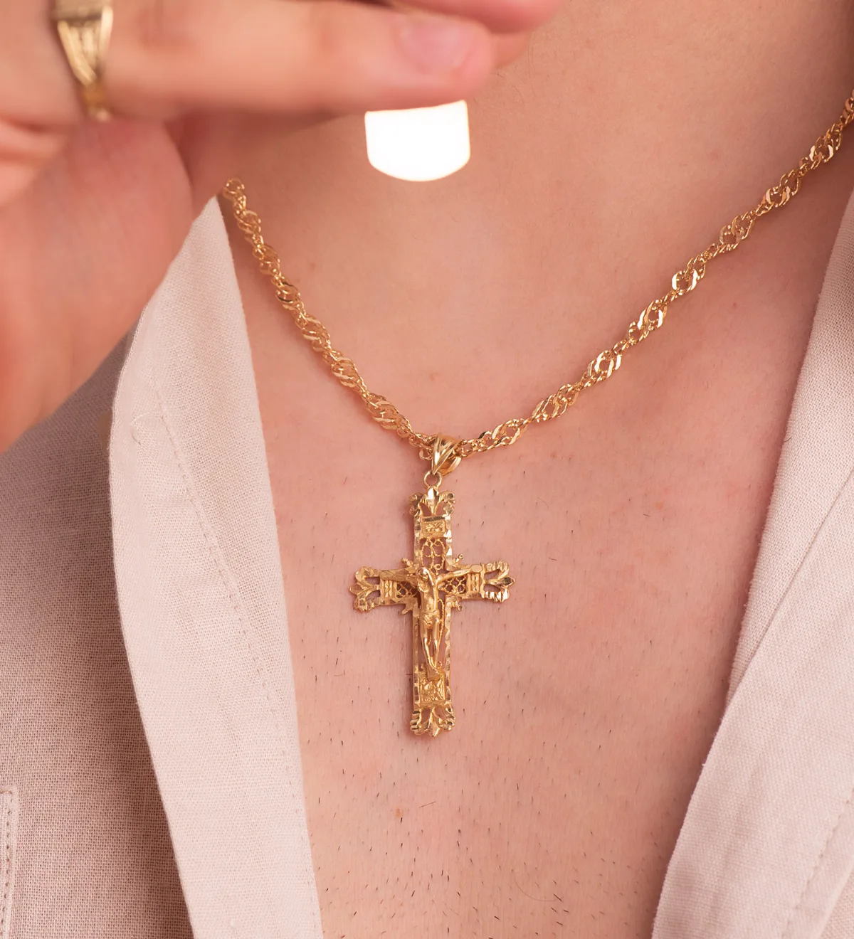 18K CRUZ ORO AMARILLO FILIGRANA CON CRISTO TALLADA 42X27 MM — vista 2