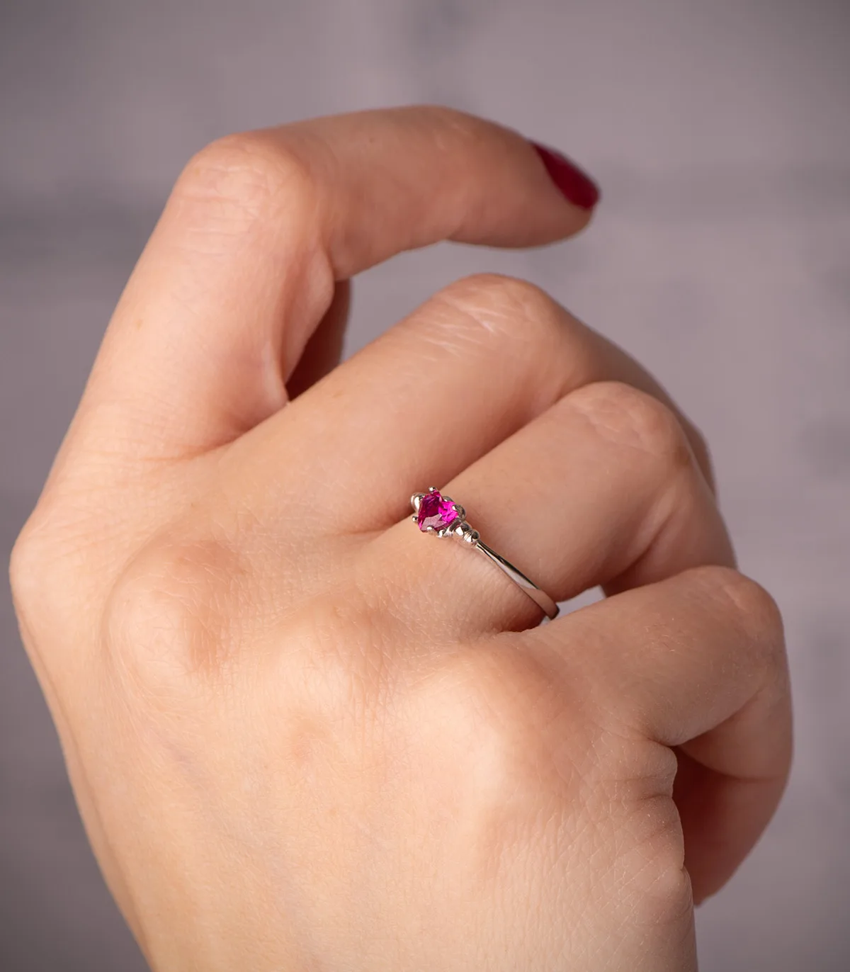 18K SORTIJA ORO BLANCO CORINDON RECONSTRUIDO CORAZON RUBI 4X4 MM CON GALLONES. — vista 2