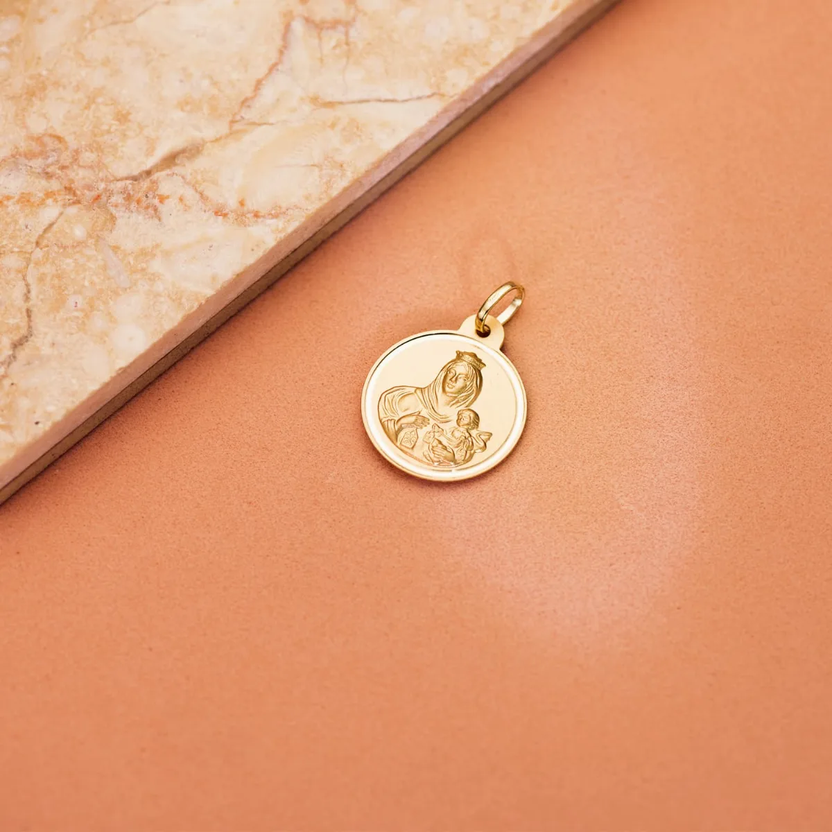 18K MEDALLA ORO AMARILLO VIRGEN DEL CARMEN BISEL 20 MM — vista 2