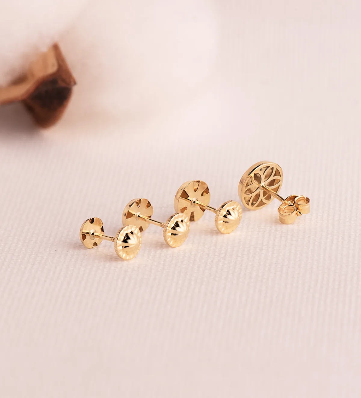 18K PENDIENTES ORO AMARILLO REDONDOS BRILLO CON CIRCONITA 4,5 MM. CIERRE TUERCA — vista 3