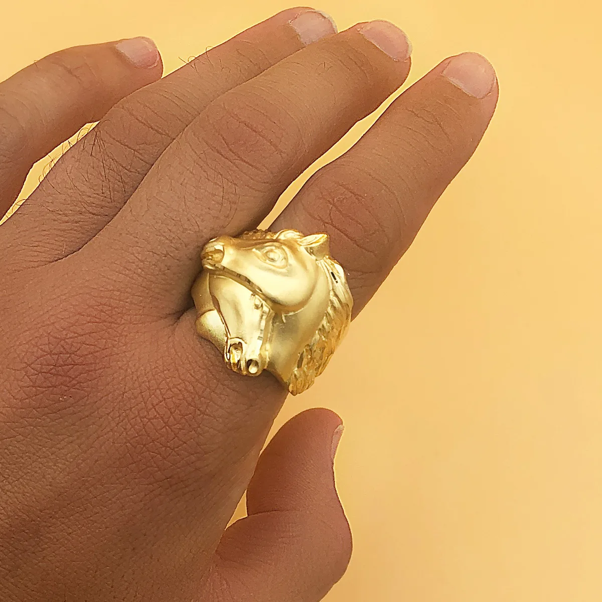 18K SELLO ORO AMARILLO MACIZO CABALLOS ENTRELAZADOS. ANCHO 28 MM — vista 3