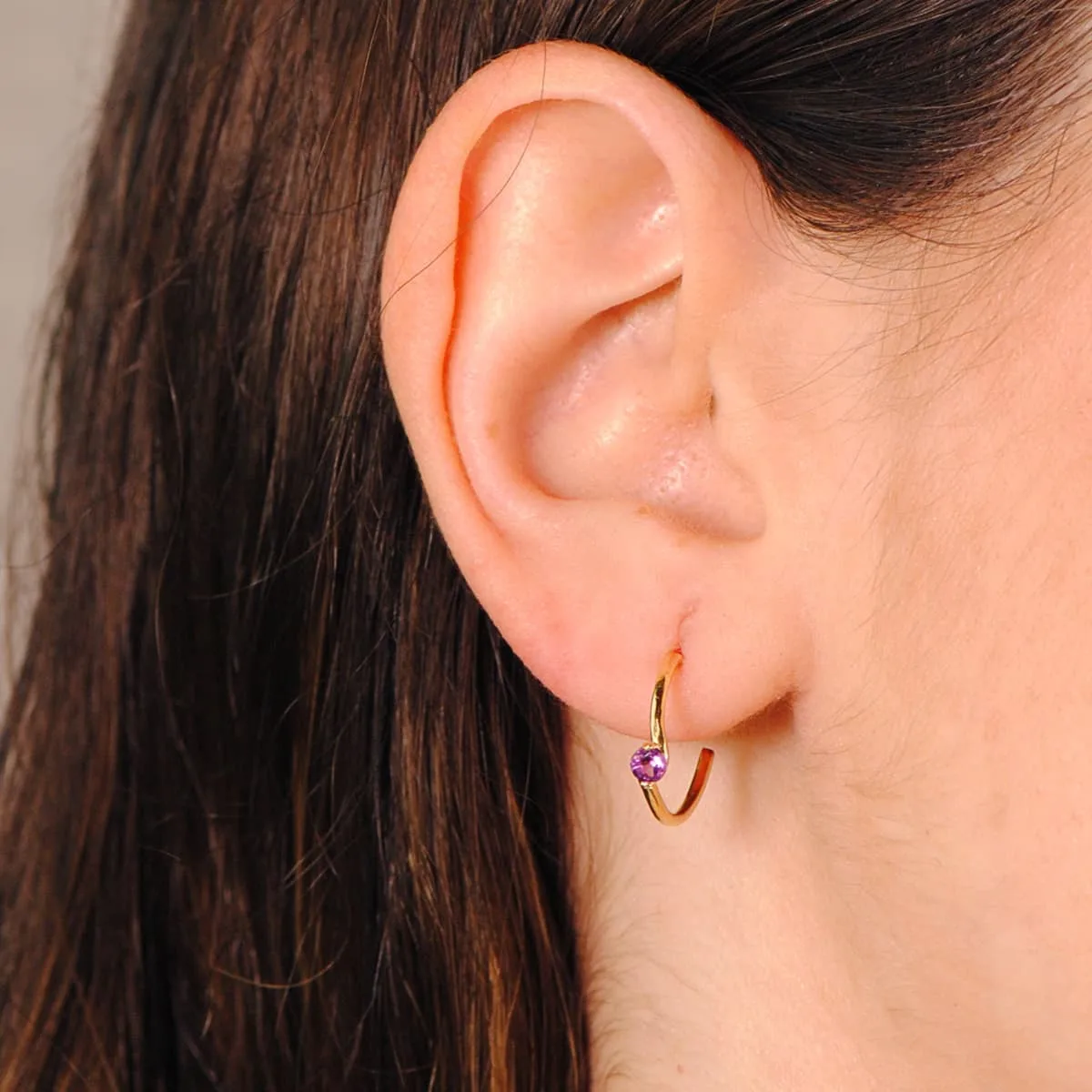 18K PENDIENTES ORO AMARILLO MEDIO ARO LISO CON AMATISTA 15X3 MM CIERRE PRESION. — vista 2