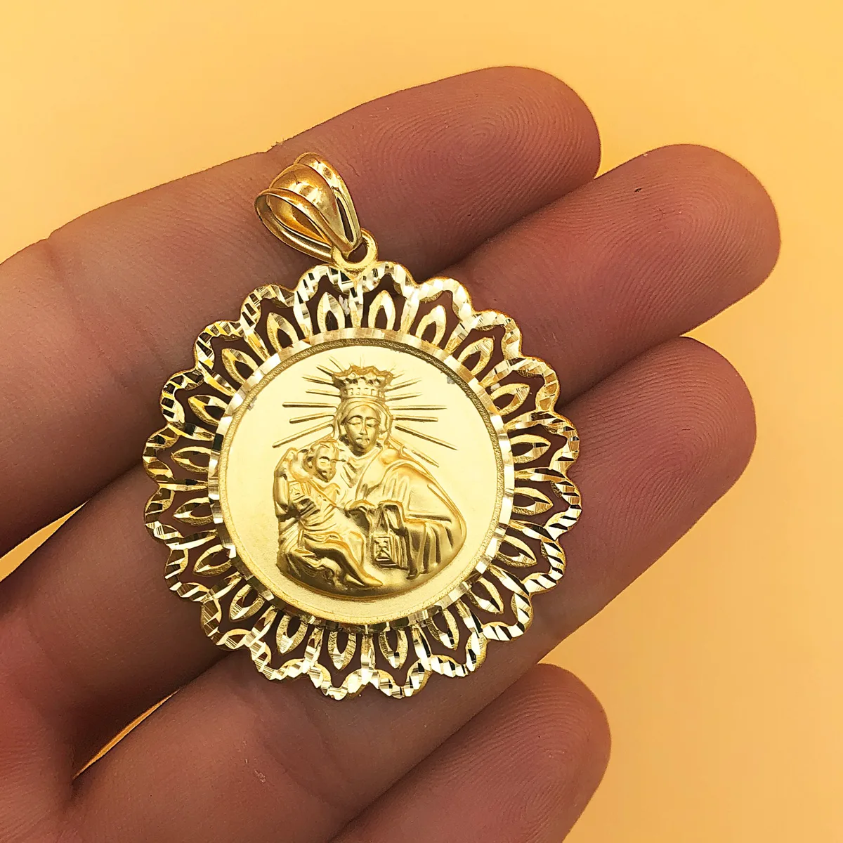 18K MEDALLA ORO AMARILLO VIRGEN DEL CARMEN CERCO FILIGRANA TALLADO 37X37 MM — vista 2