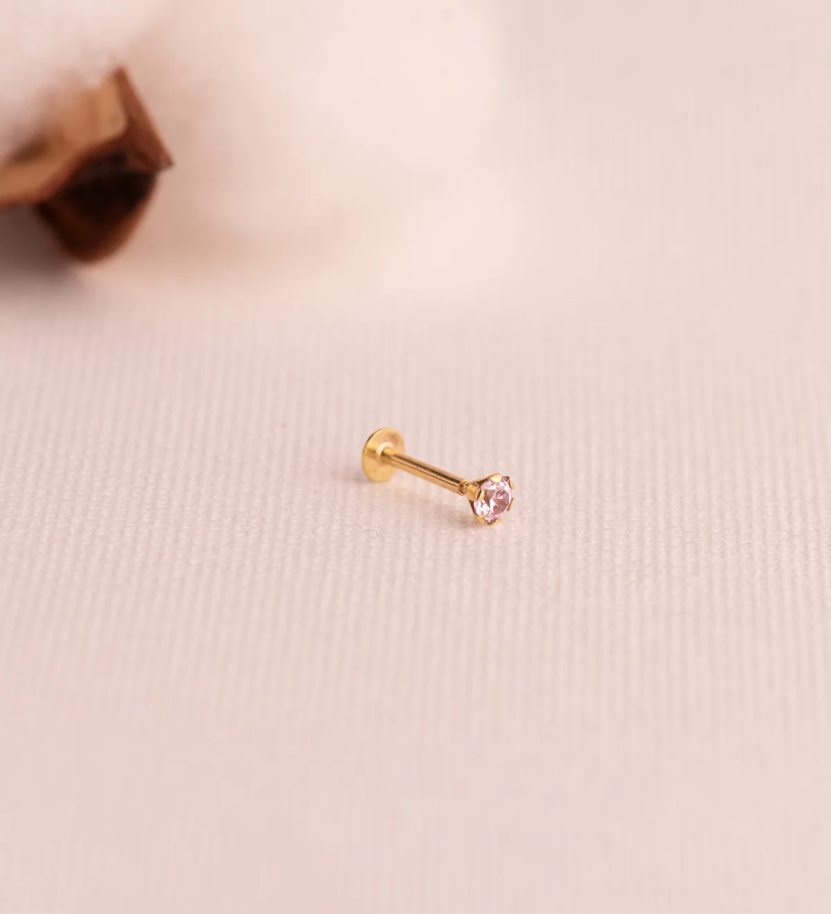 18K PIERCING DE OREJA ORO AMARILLO CIRCONITA ROSA CON GARRAS 3,5 MM. GRUESO BARRA 1MM. CIERRE TUERCA — vista 2