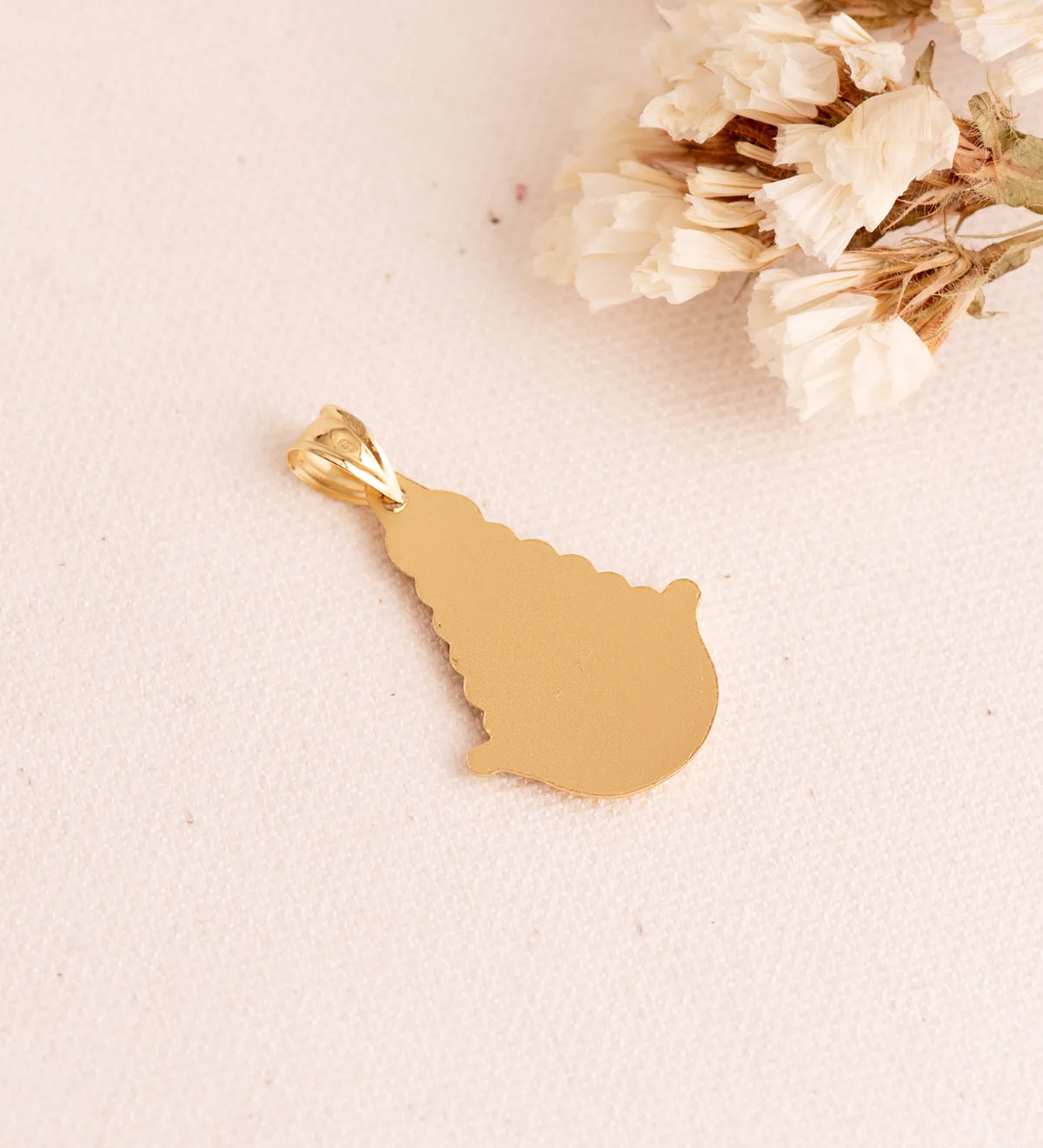 18K MEDALLA ORO AMARILLO VIRGEN DEL ROCIO SILUETA 30X20 MM TALLADA — vista 3