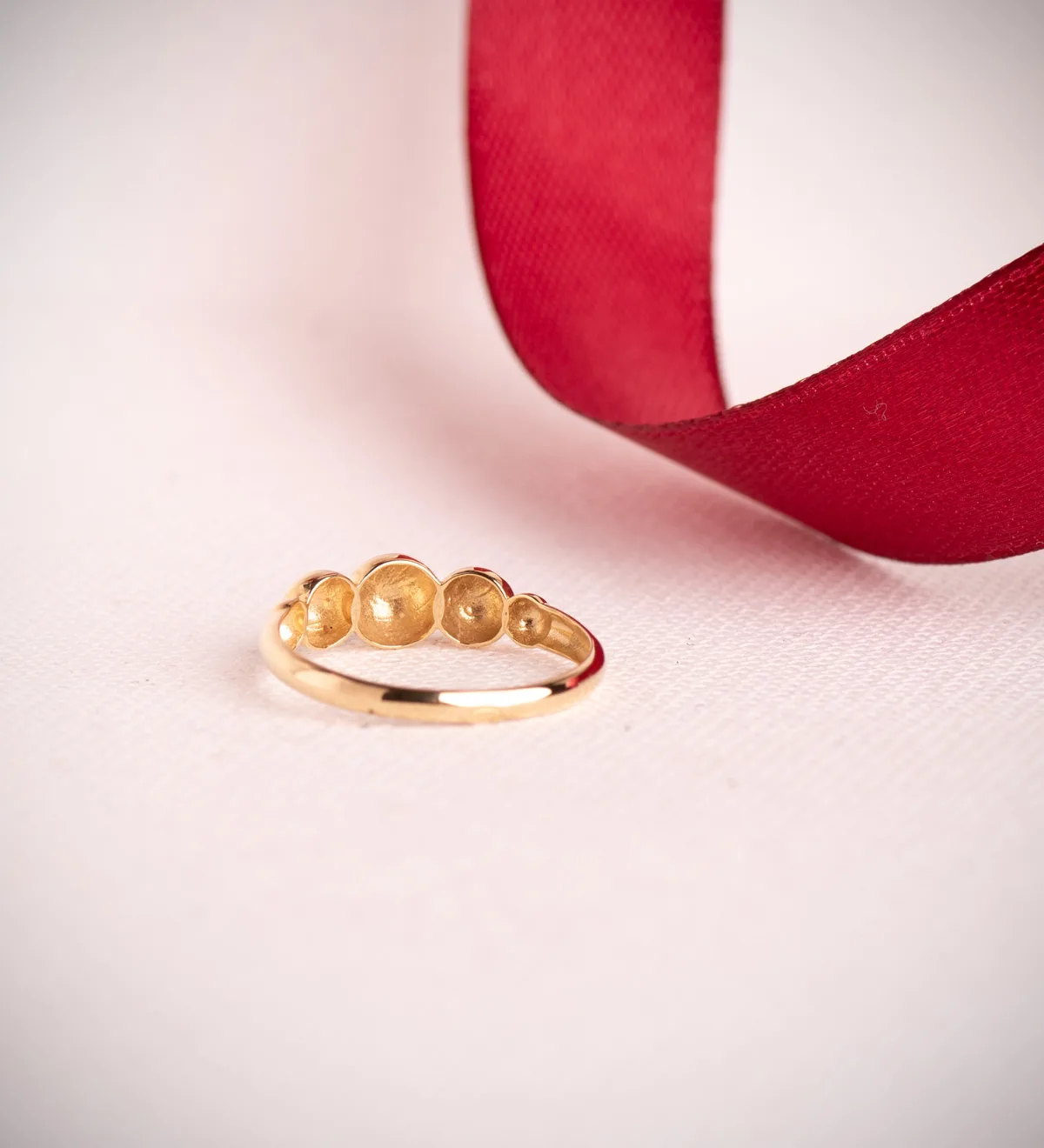 18K SORTIJA ORO AMARILLO CON CINCO BOLAS EN DISMINUCION. ANCHO: 5,5 MM — vista 3