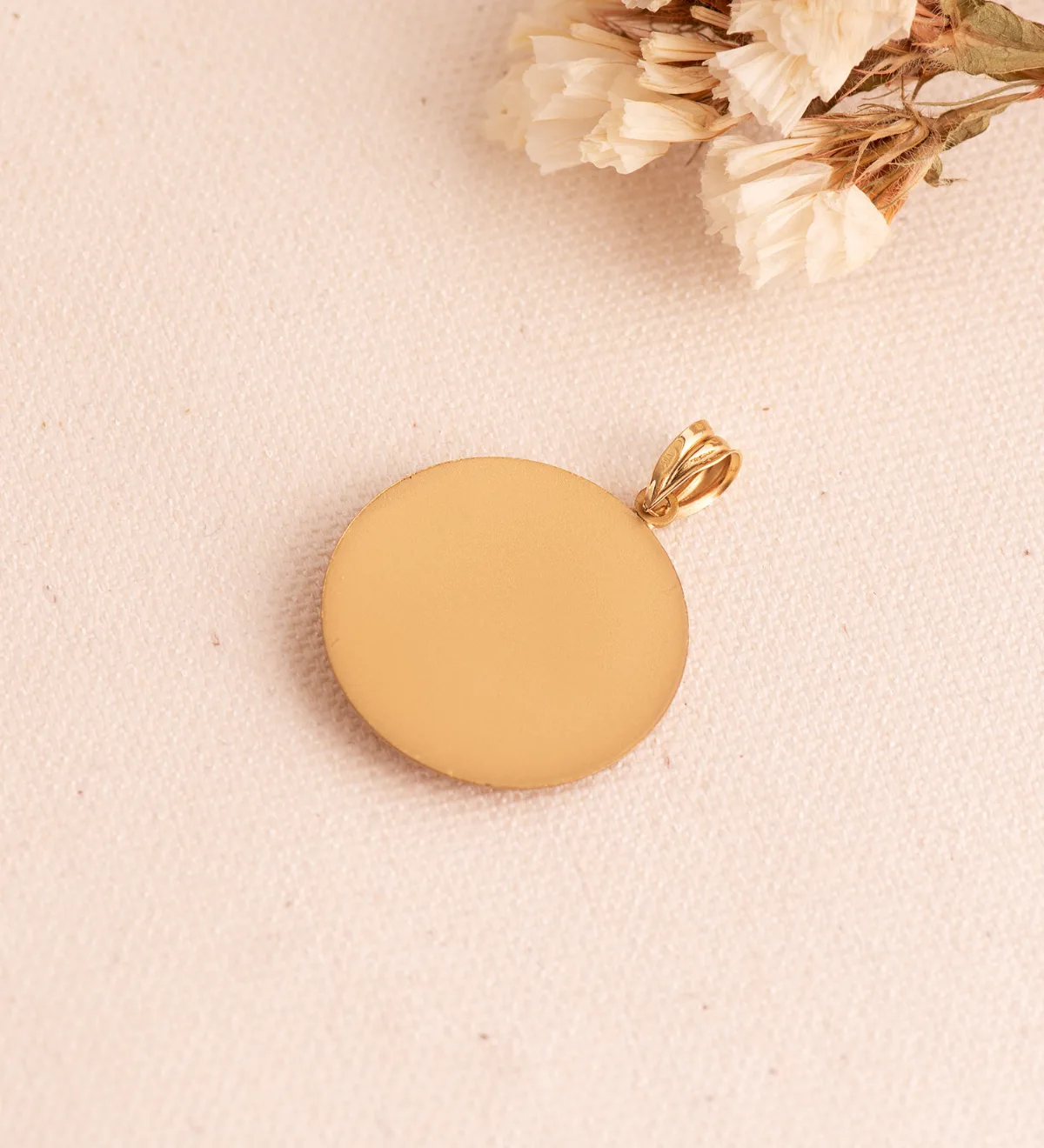 18K MEDALLA ORO AMARILLO MEDUSA CON BORDE DE GRECA MATIZADA 25 MM — vista 3