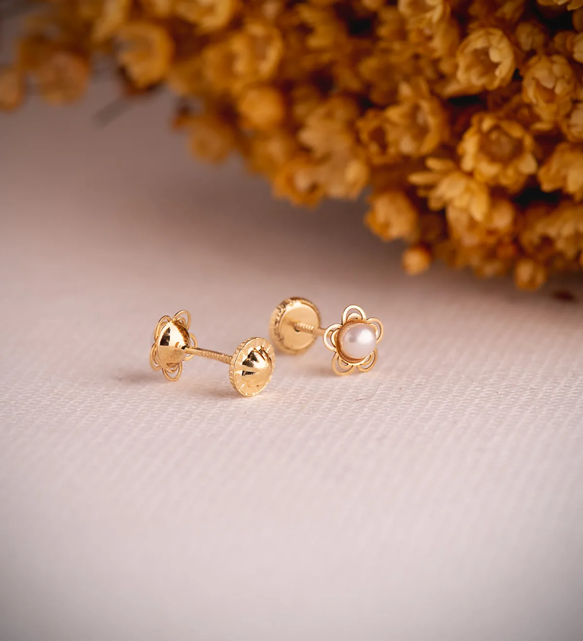 18K PENDIENTES ORO AMARILLO FLOR CALADA CON PERLA 3MM. MEDIDA: 6 MM.CIERRE TUERCA — vista 2